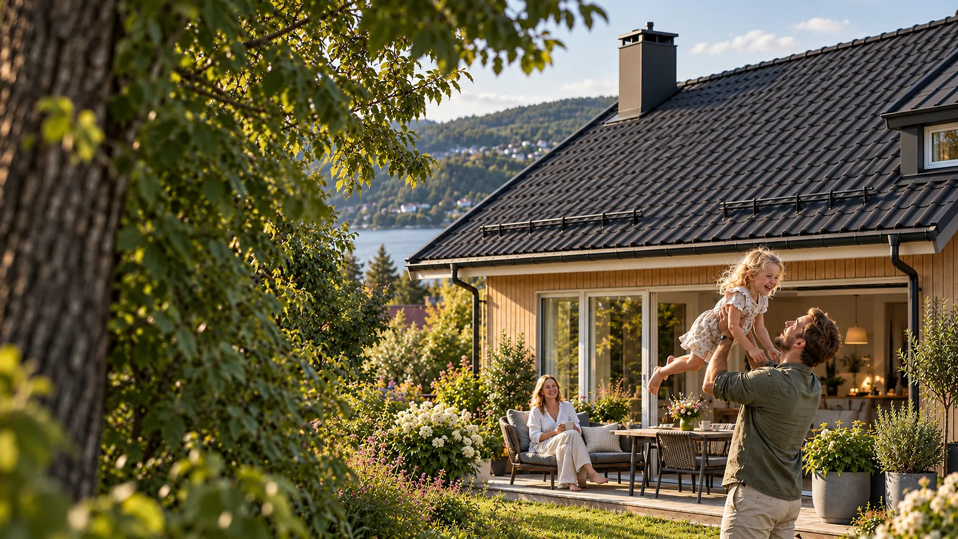 Familie i hagen foran et hus med svart taksteintak