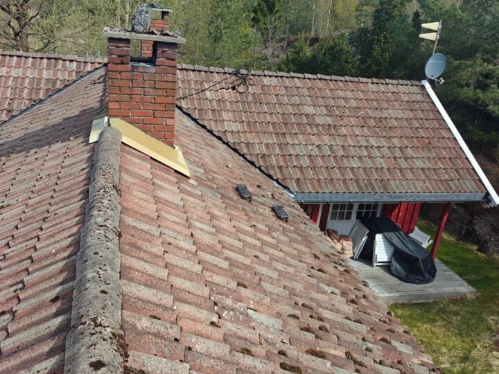 Slitt og porøs takstein med tydelige tegn på værslitasje.