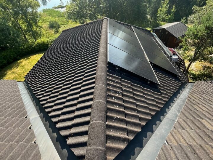 Mørkt tak med solcellepanel før behandling