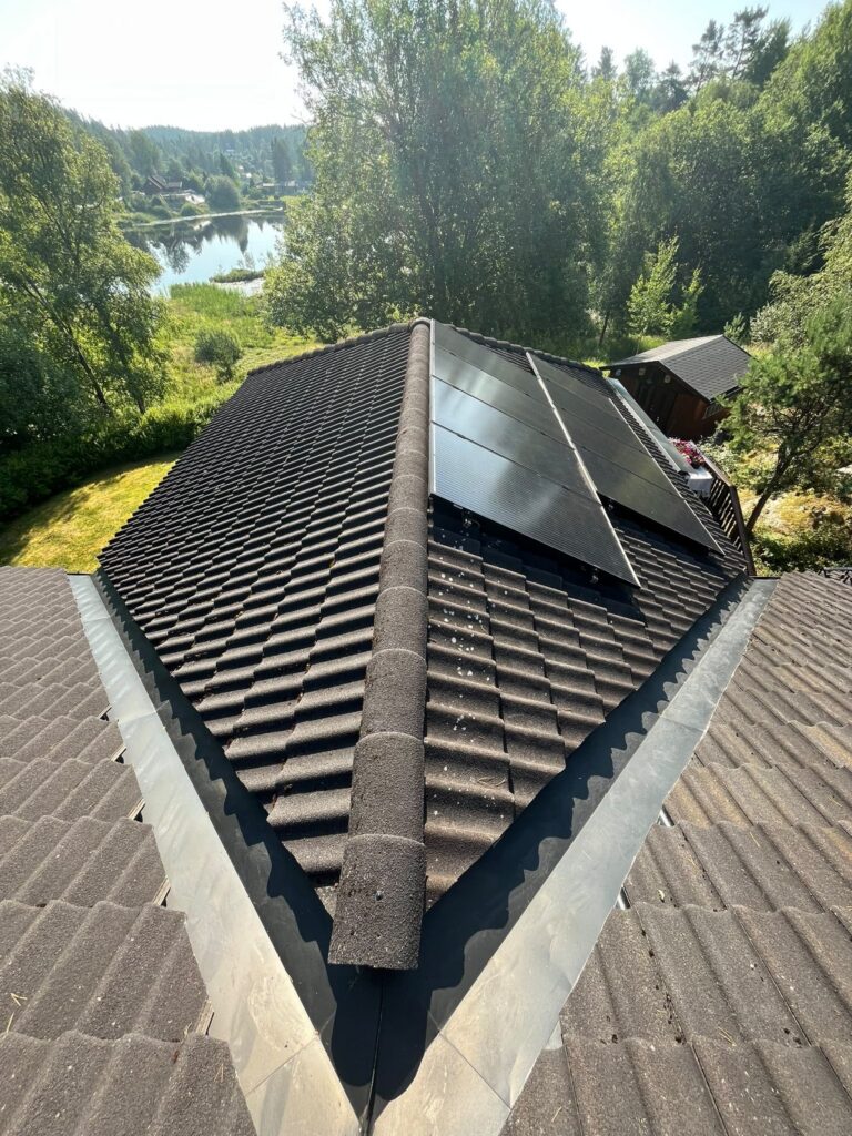 Mørkt tak med solcellepanel før behandling
