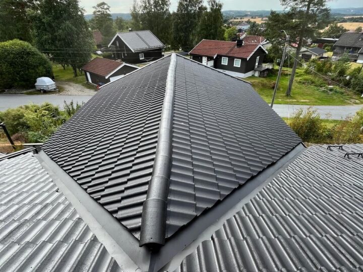 Ferdig behandlet tak med mønesteinene lagt over mønebåndet