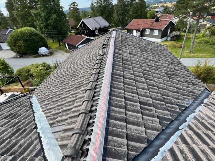 Ventilerende mønebånd på plass under mønesteinene